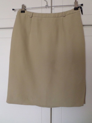 YSATIS beige skirt size M like new