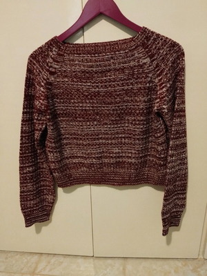Women's burgundy cropped sweater used, size M