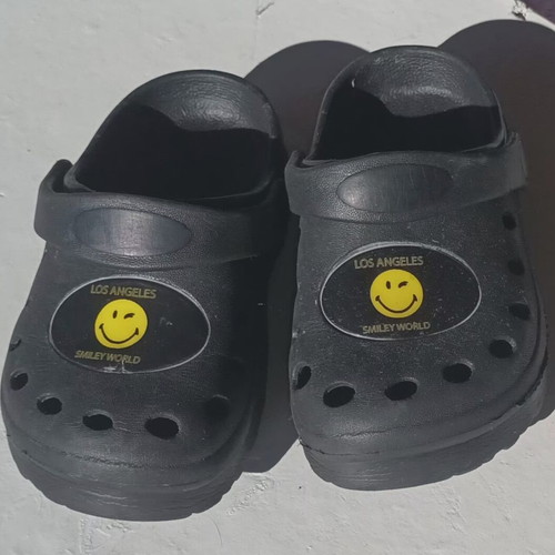 Unisex open slippers like new, size 28, black