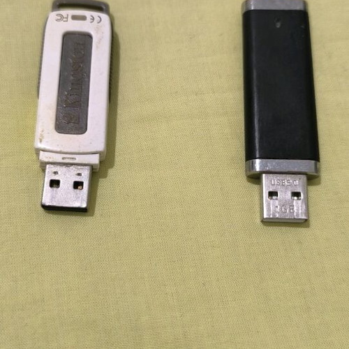 USB memory sticks like new, pack of 2, 1 GB each