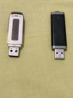 USB memory sticks like new, pack of 2, 1 GB each