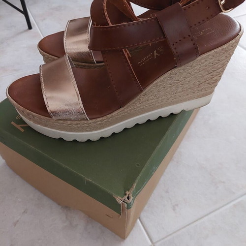 Celebrity platform sandals like new, size 38, brown with gold detail