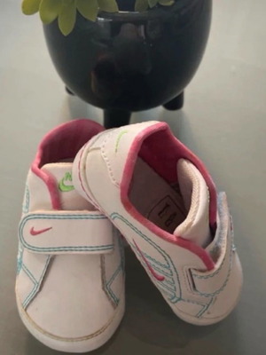 Nike βρεφικά παπούτσια αγκαλιάς σε λευκό με ροζ και γαλάζιο, νούμερο 17,5, Σχεδόν αθικτα