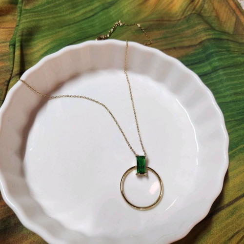 Necklace with green stone like new, gold color chain and circle