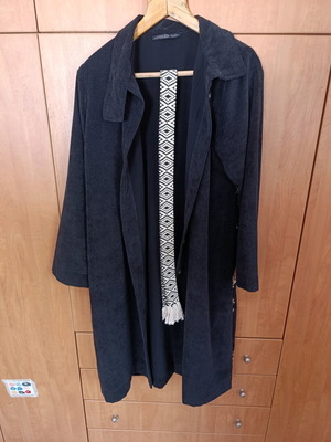 Nidodileda coat black one size with belt and embossed flowers like new