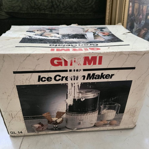 Ice cream maker collectible like new, vintage