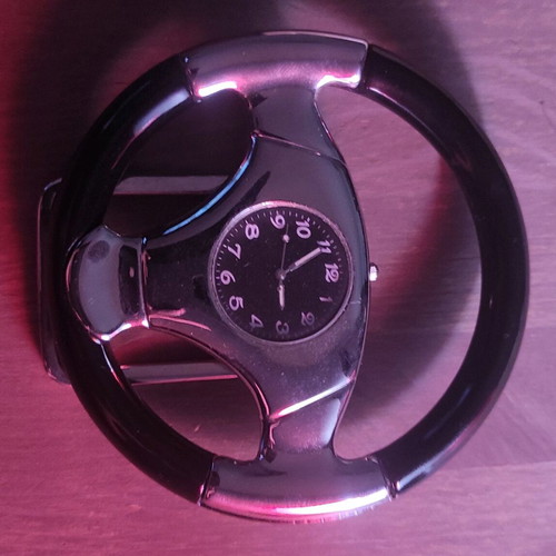 Clock shaped like a steering wheel with stand like new