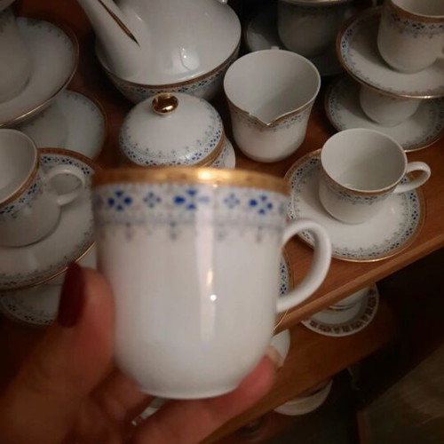 Ionia tea set like new with teapot, sugar bowl, creamer, and 6 cups
