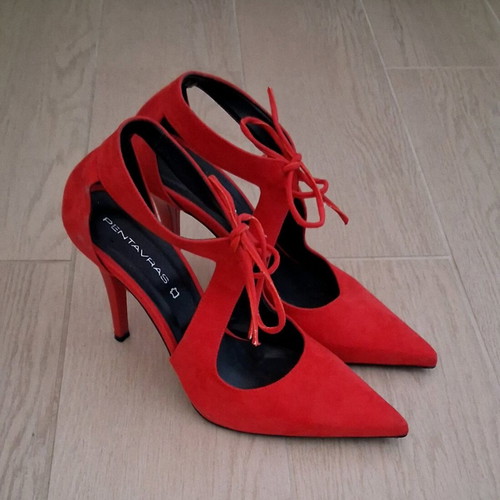 Red pumps with laces like new, size 38