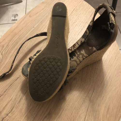 Tommy Hilfiger Women Platforms size 41 like new, beige and green
