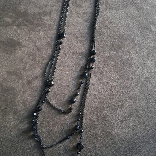 Set of 2 black necklaces like new with black stones
