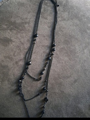 Set of 2 black necklaces like new with black stones