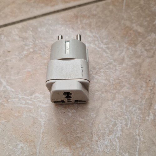 Αντάπτορας Sz-002 από IEC σε Schuko και άλλους τύπους πρίζας σαν καινούργιο, κατάλληλος για UPS