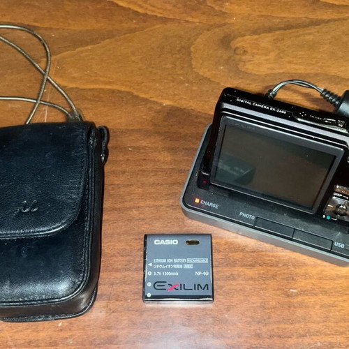 Casio Exilim digital camera 6M pixels used with 2 batteries and leather case