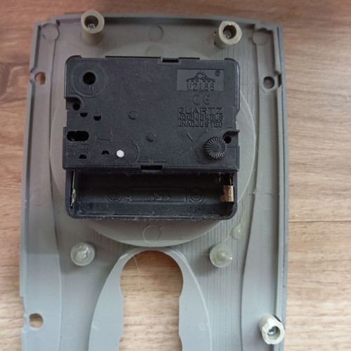 Wall clock set like new, analog, includes batteries