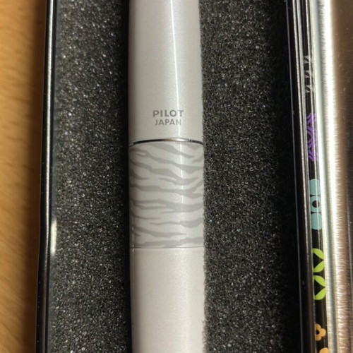 Pilot pen like new, white ink