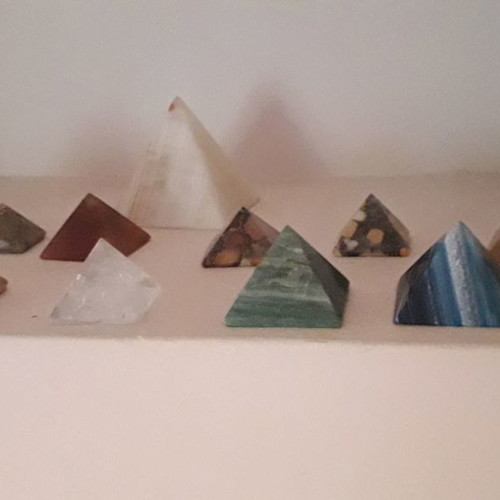 Pyramids new, collection of 14 pieces made of various stones