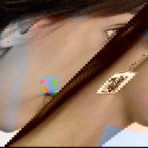 Σκουλαρίκια Άπεφθον καινούργια με πολύχρωμο σχέδιο σε λευκό φόντο