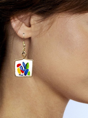 Σκουλαρίκια Άπεφθον καινούργια με πολύχρωμο σχέδιο σε λευκό φόντο