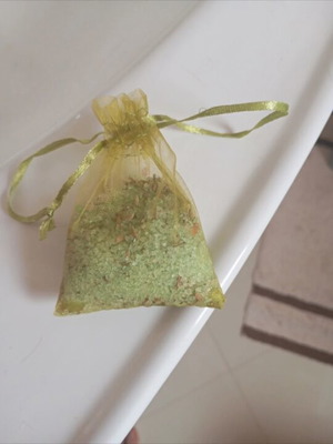 Bath salts in pouch like new