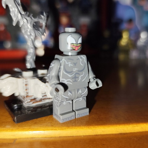 Tendril Symbiote figure like new with base and effects