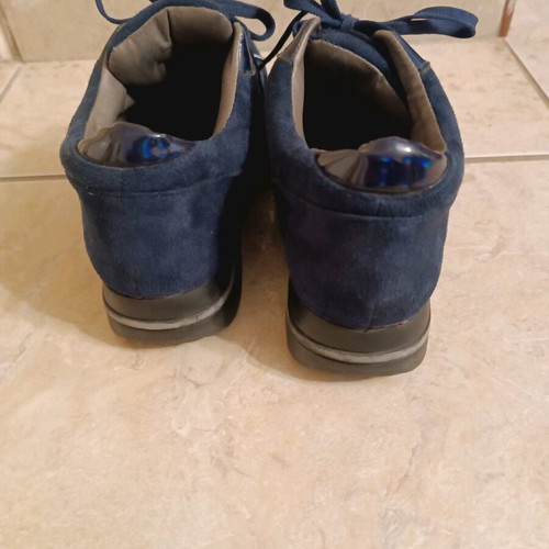 Blue athletic shoes like new with vinyl details size 39