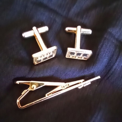 Vintage gold tie clip and cufflinks set with geometric design, like new