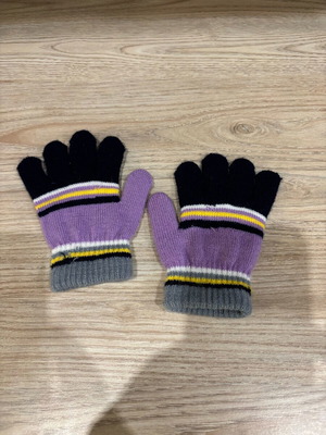 Children's knitted gloves used for ages 3-4