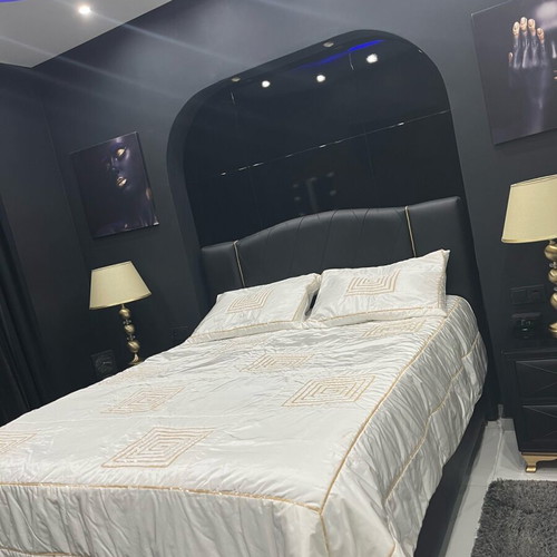Comforter set like new with sequins, gold color, silk 238x240