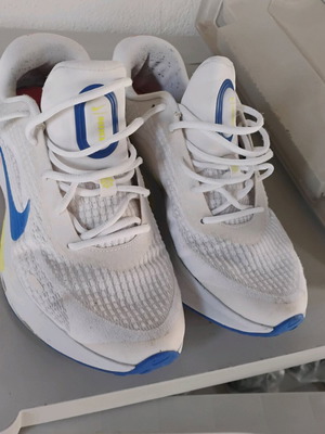Nike athletic shoes size 44.5 like new, white and blue