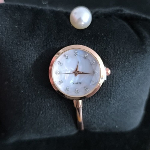 Quartz women's watch rose gold with crystals