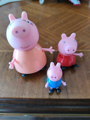 Peppa Pig figures used, includes Mama Pig, Peppa, and George