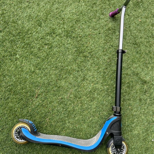 Globber scooter like new with purple handle plastics