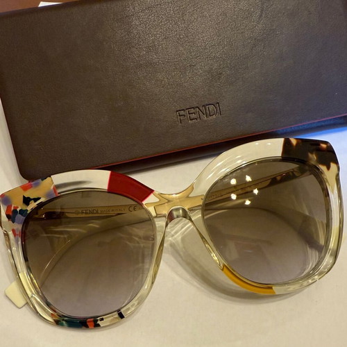 Fendi sunglasses like new, multicolor