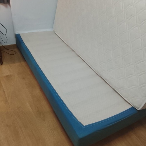 Semi-double bed with wooden legs and headboard, like new, 0.90×2.00 m