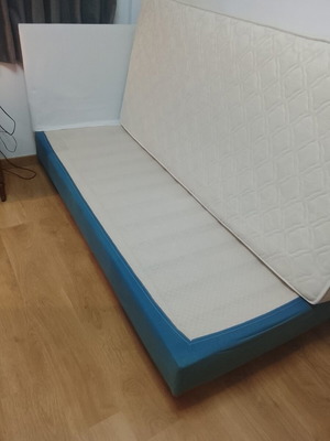 Semi-double bed with wooden legs and headboard, like new, 0.90×2.00 m