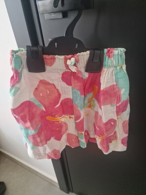 Panteloni konto colorful shorts size 134 like new