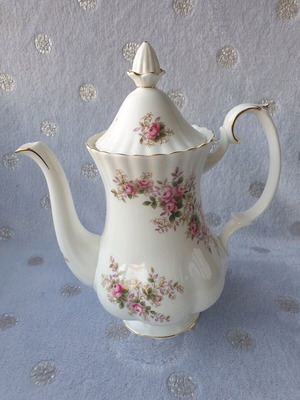 Royal Albert Lavender Rose porcelain teapot like new, vintage 1960s-70s