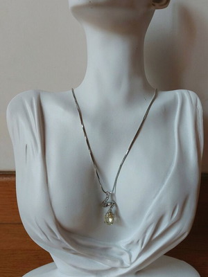 Faux bijoux pendant with chain like new, silver color