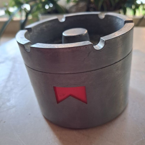Marlboro metal ashtray, height 9 cm, diameter 7 cm