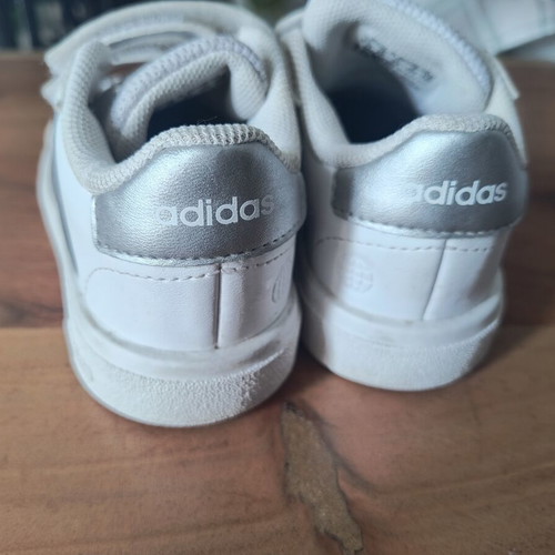 Παιδικά παπούτσια Adidas νούμερο 23 άσπρα σαν καινούργια