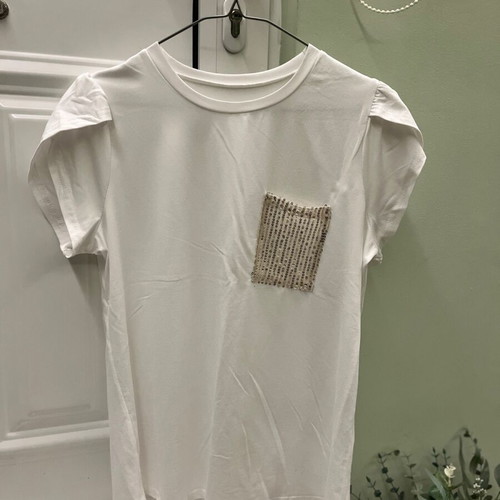 Women's white T-shirt with gold decorative pocket, like new, size M