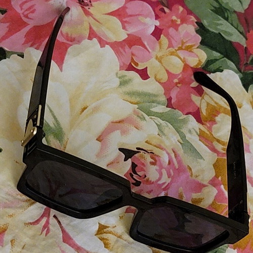Sunglasses with mirrored lenses