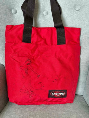 Τσάντα ώμου Eastpak μεταχειρισμένη, κόκκινη με ζωγραφισμένη στο χέρι νεράιδα