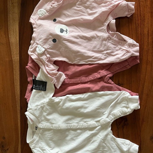 Baby bodysuits like new, pack of 3 pieces, 1 month