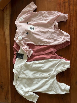 Baby bodysuits like new, pack of 3 pieces, 1 month