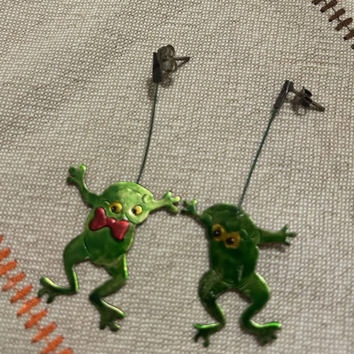 Dangling earrings with frogs like new, green