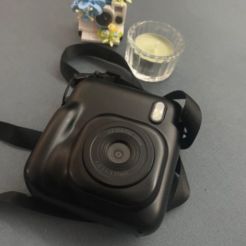 Polaroid-type camera like new with 32GB memory card