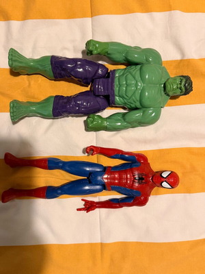 Marvel Spider Man and Hulk like new, large Hasbro figure set