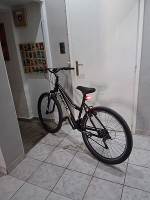 City Bicycle like new, 27 inch, black, men's with gears and front suspension